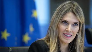 Parlamento Europeo destituye a vicepresidenta por escándalo de sobornos