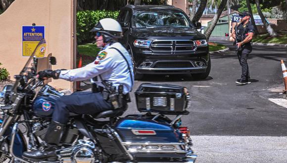 El Servicio Secreto y los agentes de la ley locales se ven frente a la casa del expresidente Donald Trump en Mar-A-Lago en Palm Beach, Florida, el 9 de agosto de 2022. (Foto de Giorgio VIERA / AFP)