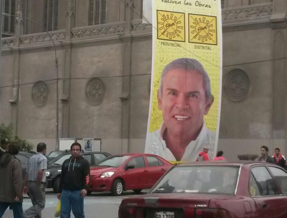 Vecinos incómodos por gigantografía de Castañeda cerca de una Iglesia