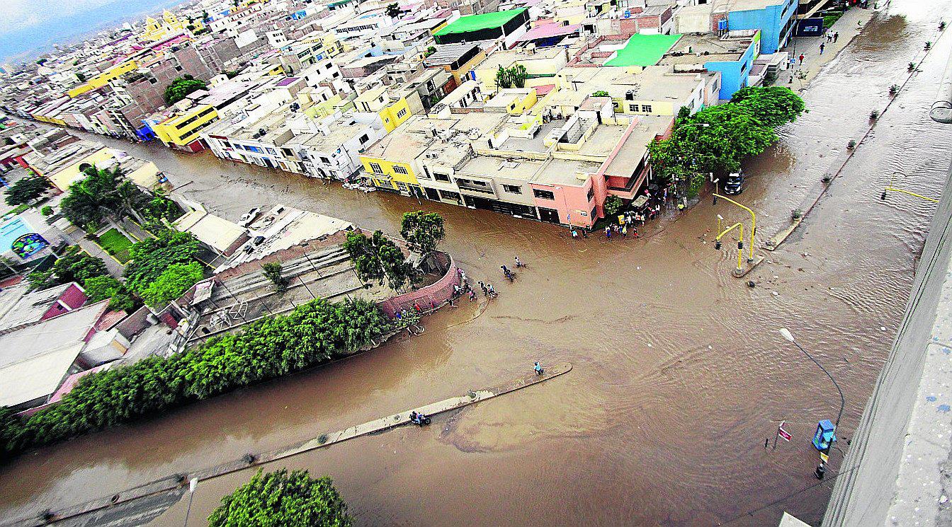 Trujillo: Desborde de agua con lodo de quebrada San Ildefonso golpea por segunda vez