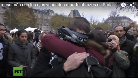 YouTube: musulmán abraza a víctimas de los atentados en París y es viral (VIDEO)