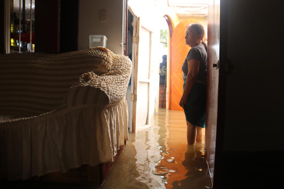 Poco pudieron hacer los vecinos para proteger sus casas ante la persistente lluvia.