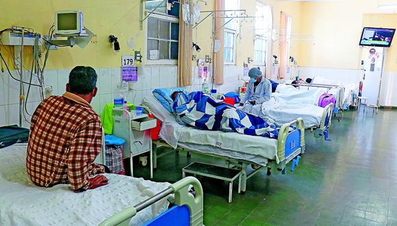 La sala situacional de la Diresa Junín, informó que hasta ayer ya se tenía a 454 pacientes hospitalizados con el virus y otros 55 están muy graves, luchando por sus vidas en las unidades de cuidados intensivos.