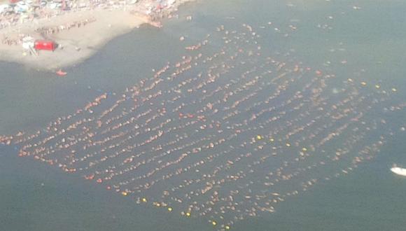 Localidad argentina bate el Récord Guinness de personas flotando en un lago