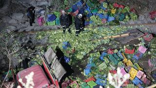 Huarochirí: cuatro heridos deja choque entre camión y camioneta que cayeron a abismo