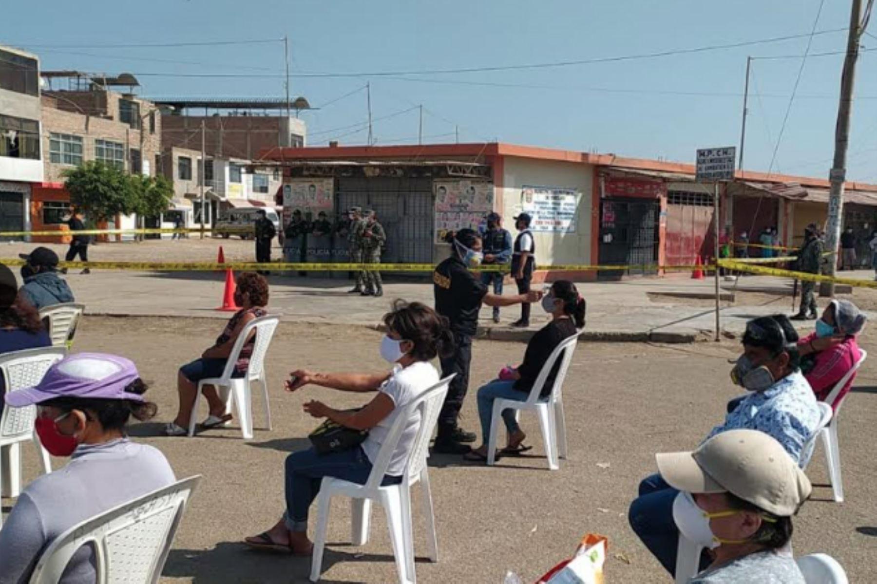 El alcalde de Chiclayo, Marcos Gasco Arrobas, anunció que el mercado sera desinfectado en los próximos días.