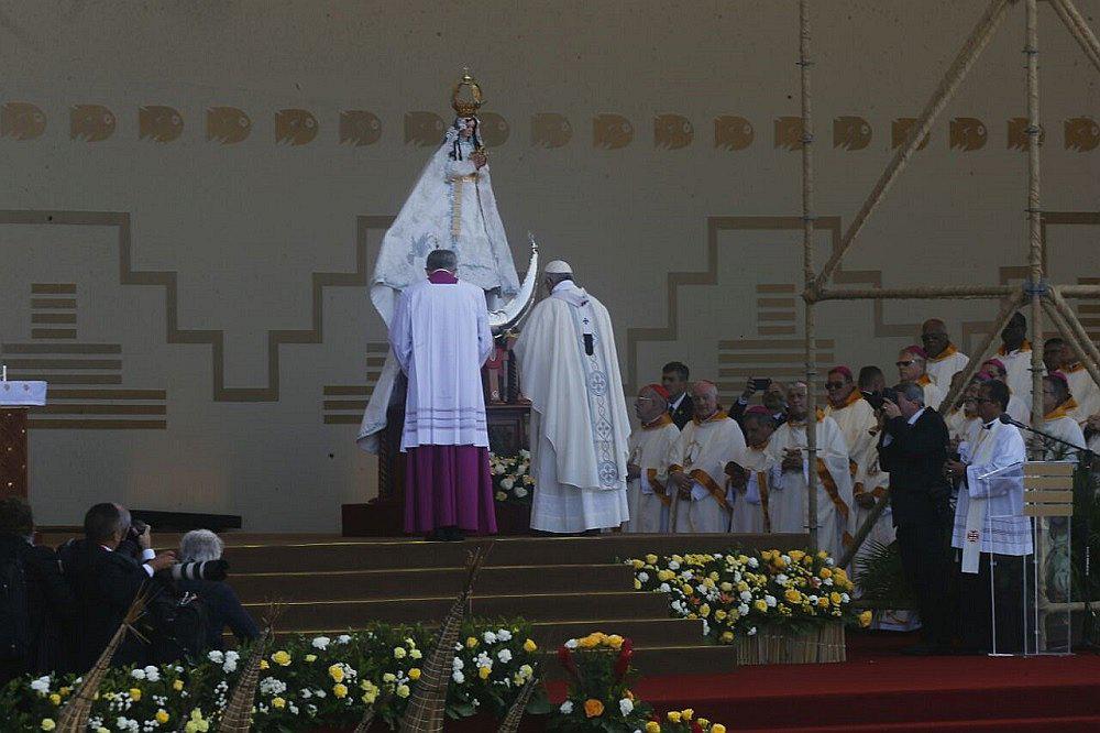 Papa Francisco da bienvenida a comunidades que llegaron con sus santos a misa de Huanchaco (VIDEO y FOTOS)
