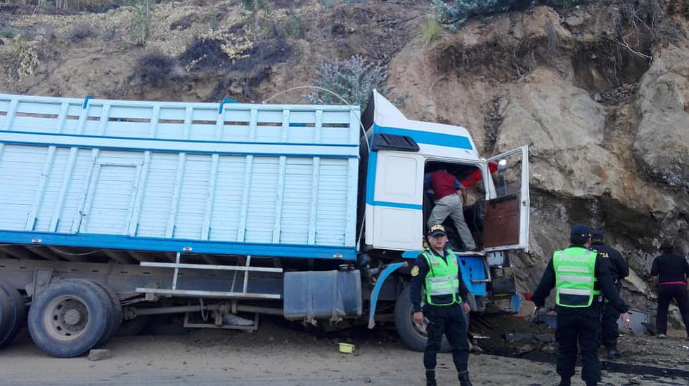 Camión cargado de abono choca contra cerro y conductora queda atrapada