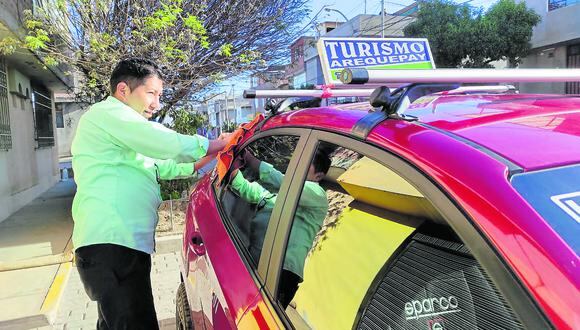 Los taxistas ya no alquilan unidades, porque los ingresos ya no alcanzan para cubrir los 4 galones de combustible y pagar por la renta. (Foto: GEC)