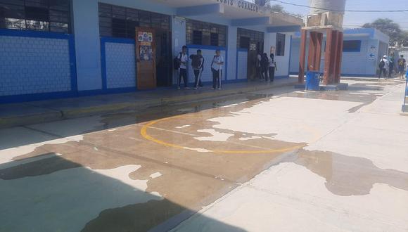 Las aguas residuales bloquean la entrada al colegio e inundan el patio recreativo, baños y aulas.