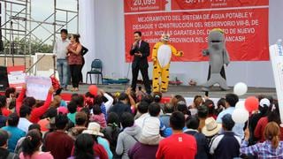 YouTube: Alcalde de Nuevo Chimbote se animó a cantar ante demora de Ollanta Humala (VIDEO)