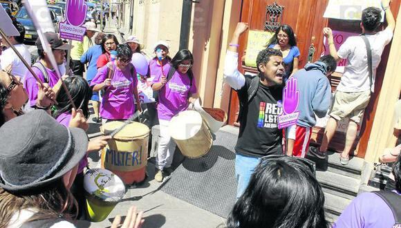 Arequipa: Jóvenes y comunidad LGTB protestan a favor del aborto en Arzobispado