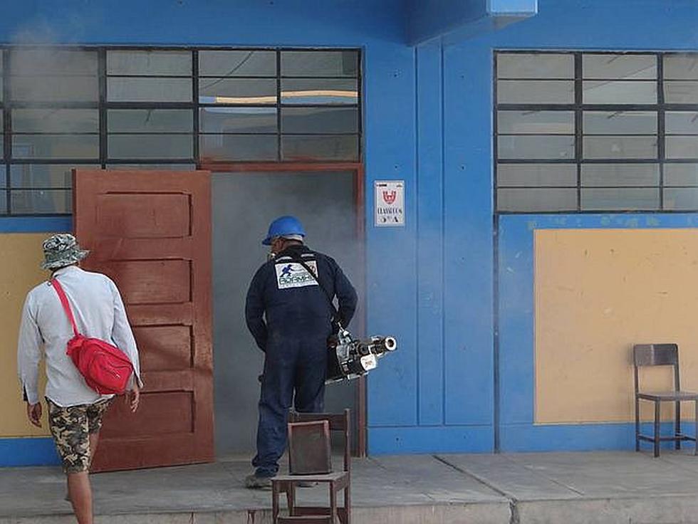 Fumigan instituciones educativas en Acarí para el inicio de labores escolares (FOTOS)