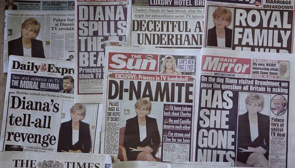 Las primeras planas diarios londinenses del 15 de noviembre de 1995 muestran cómo la princesa Diana de Gales de Gran Bretaña abrió una controversia en torno a su decisión de dar una entrevista televisiva a la BBC sin informar a la Reina. (Foto de Johnny EGGITT / AFP)