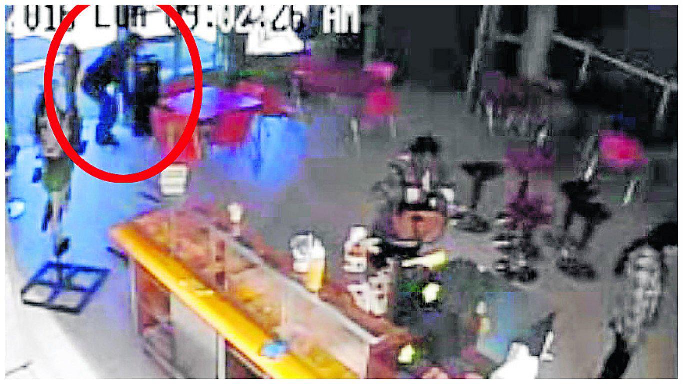 ​Distraen a trabajadoras para robar parlante de  heladería (VIDEO)