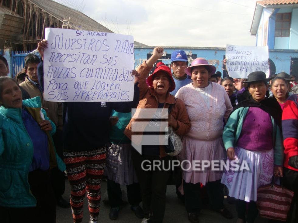 Desarrollan clases en las calles por toma de local (VÍDEO)
