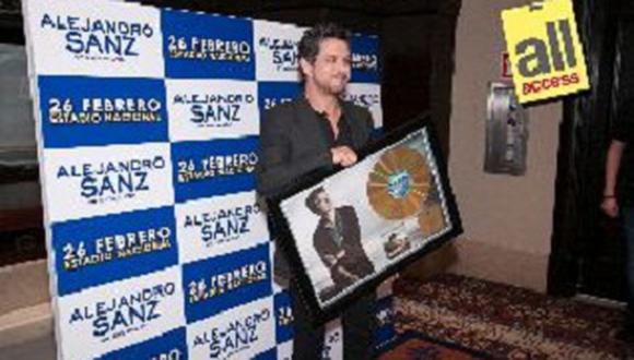 Alejandro Sanz recibe disco de oro a su llegada a Lima 