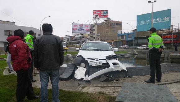 Conductor despista su vehículo y cae en pileta de rotonda Túpac Amaru