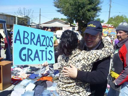 Buscan alcanzar nuevo Récord Guinness con abrazo más grande del mundo 