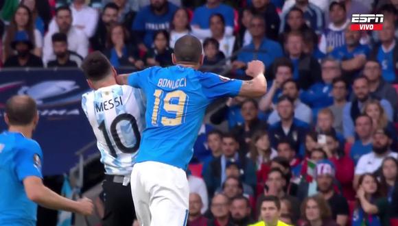 Lionel Messi recibió una fuerte infracción por parte de Bonucci. Foto: Captura de pantalla de ESPN.
