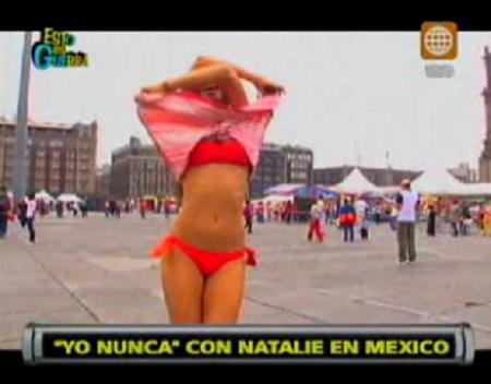 Natalie Vértiz camina en bikini por el centro de México