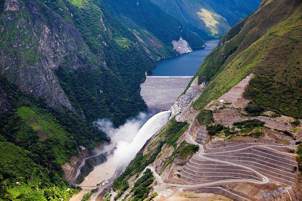 Derrumbe de un cerro en represa de hidroeléctrica causa tragedia