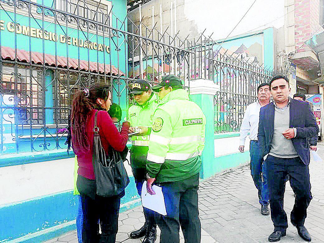 Sacan a presidente de Cámara de Comercio de Huancayo y este regresa con policías