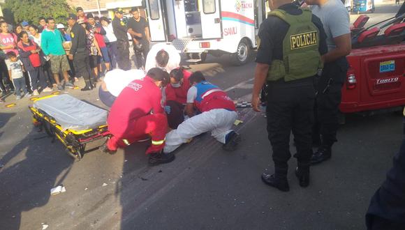 Paramédicos del SAMU y bomberos tratan de estabilizar a la conductora que tenía heridas de consideración. (Foto: Difusión)