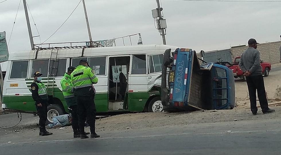 Choque y vuelco de camioneta con heridos en la carretera Costanera