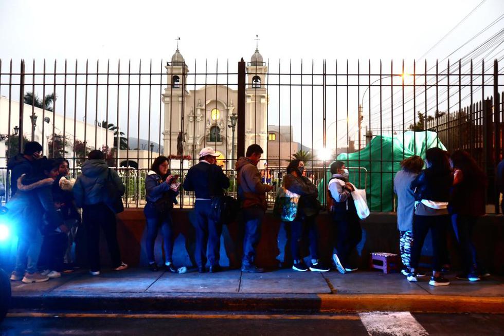Santa Rosa de Lima: devotos forman largas filas para dejar sus cartas en el pozo de los deseos