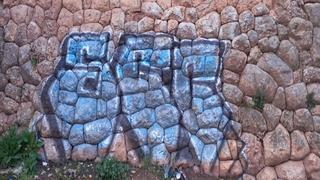 Desconocidos pintan grafiti y dañan muro inca en Cusco