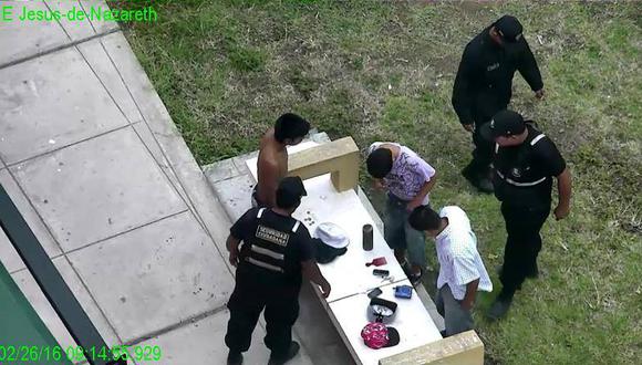  Nuevo Chimbote: Graban a menores drogándose frente a niños en un parque 