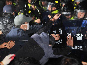 Miles de personas protestan en Seúl por la cumbre del G20