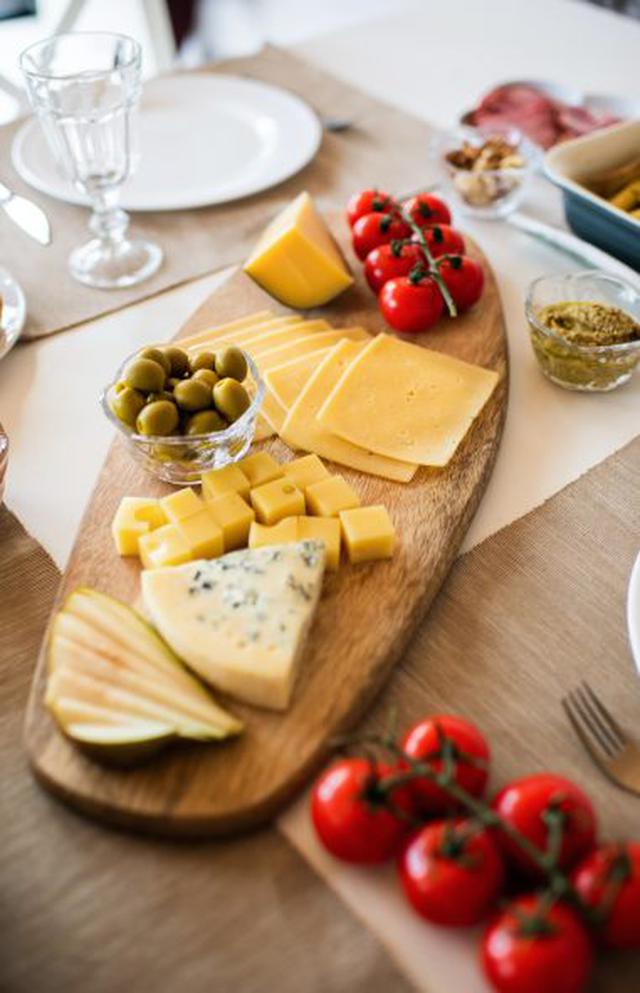 Una tabla de quesos es una forma creativa de probar, maridar productos y experimentar una gran variedad de sabores, texturas y aromas. (Foto: Alexy Almond / Pexels)