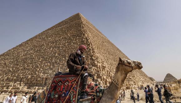 Los turistas visitan la Gran Pirámide de Khufu (Keops) en la necrópolis de las Pirámides de Giza en las afueras del suroeste de El Cairo, el 2 de marzo de 2023. (Foto de Khaled DESOUKI / AFP)