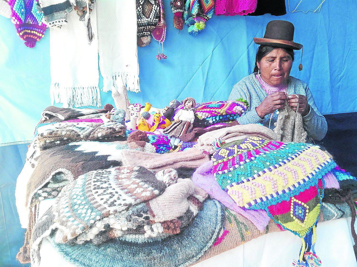 Artesanos requieren espacio para la venta de sus textiles