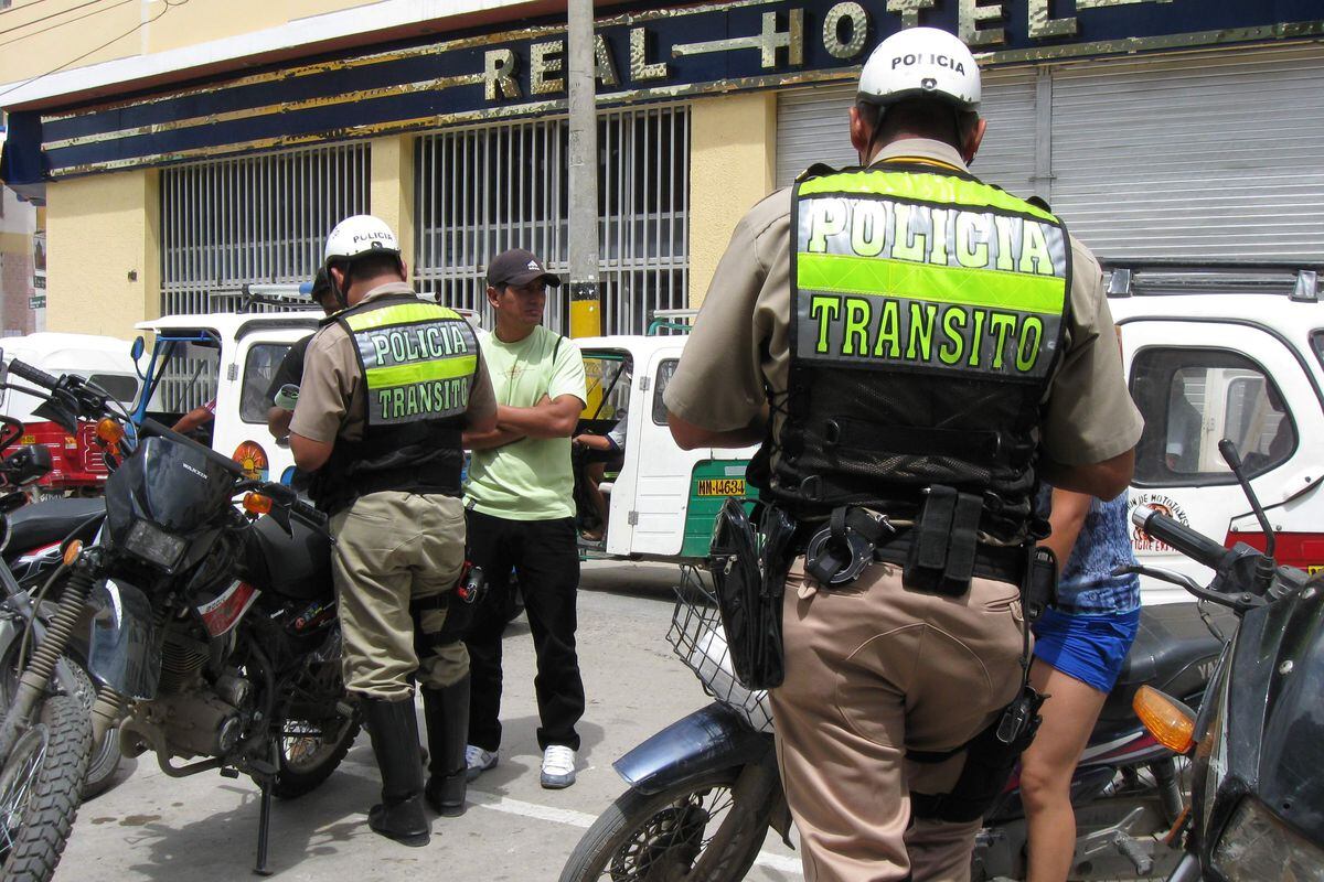 Cascos De Seguridad Y Chalecos Con Distintivo Causan Malestar Peru