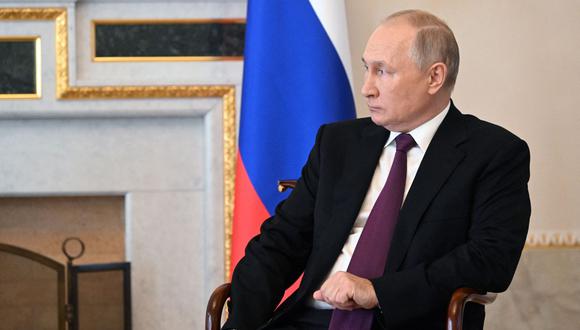El presidente ruso Vladimir Putin asiste a una reunión con el presidente de los Emiratos Árabes Unidos en San Petersburgo el 11 de octubre de 2022. (Foto de Pavel Bednyakov / SPUTNIK / AFP)