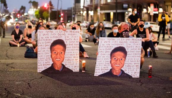 En esta foto de archivo tomada el 23 de agosto de 2020, las personas se reúnen en una vigilia a la luz de las velas para exigir justicia para Elijah McClain en West Hollywood, California (Estados Unidos). (Rich Fury / GETTY IMAGES NORTH AMERICA / AFP).