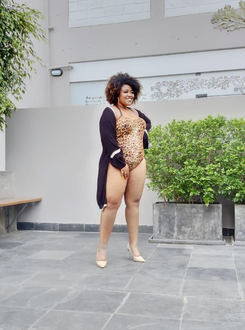 Otra de las copiones es un clásico, pues el animal print nunca pasará de moda. Este modelo acentúa la figura de la mujer.