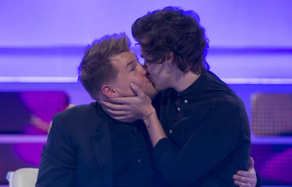 One Direction: Harry Styles besó en los labios a un hombre
