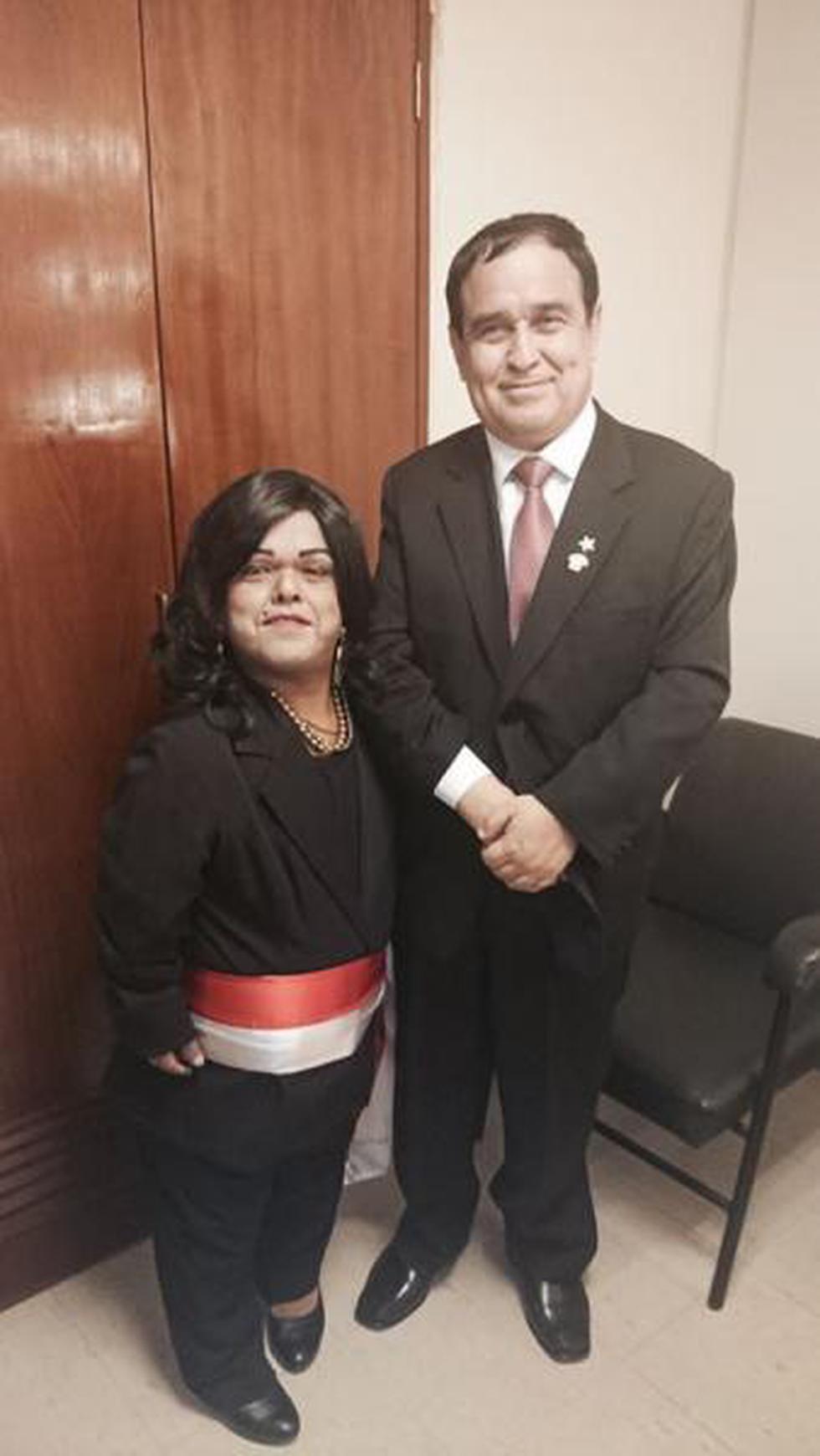 Ministro de trabajo posa con imitador de Ana Jara