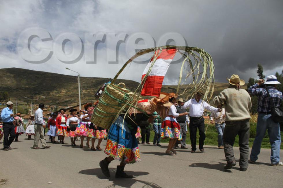 Beben sangre y lavan entrañas de toro en festividad (FOTOS)