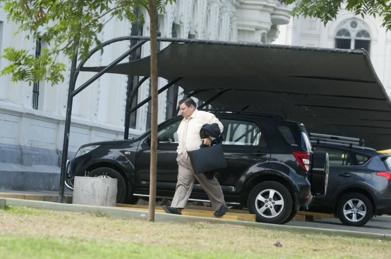 Abogado y acusado: defiende a militares y tiene orden de captura