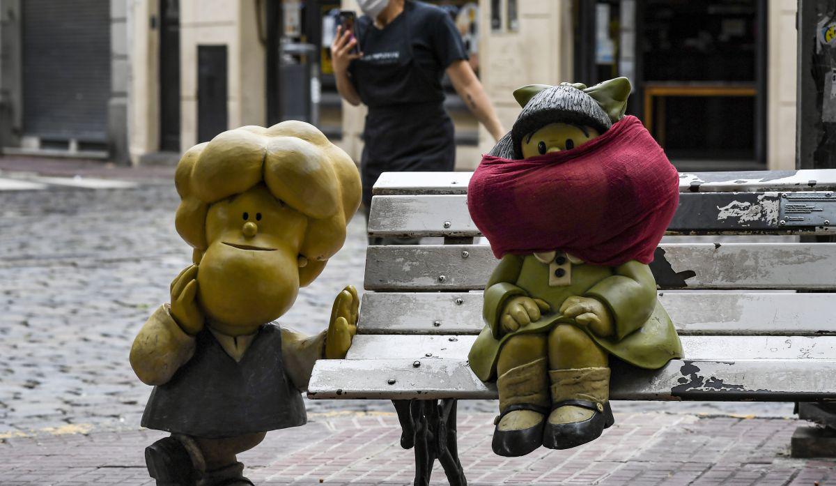 Artistas, como Quino, siguen buscando animar a los ciudadanos con sus representaciones artísticas. (AFP).