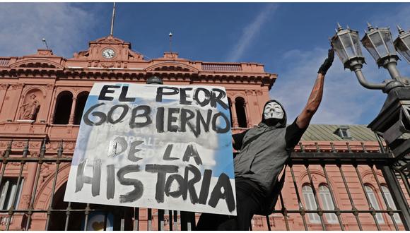 Con banderas celestes y blancas, los manifestantes se concentraron en la Plaza de Mayo, frente a la Casa de Gobierno en Buenos Aires. (Foto: AFP)