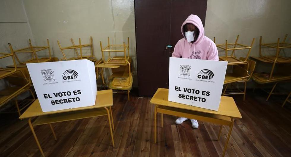 Una mujer vota en la segunda ronda de las elecciones presidenciales en Ecuador. (EFE/ José Jácome).