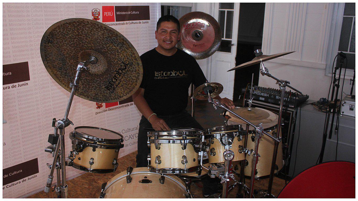 Músico huancaíno busca romper el Récord Guinness  tocando  batería 
