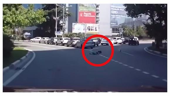 YouTube: El momento en que una niña cae de la maletera y su madre sigue su camino [VIDEO]
