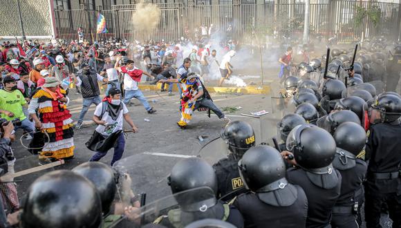 Manifestantes se enfrentan con la Policía en el Parque Universitario durante la llamada "toma de Lima" el 19 de enero de 2023, en Lima, Perú. (Foto referencial de Stringer / EFE)